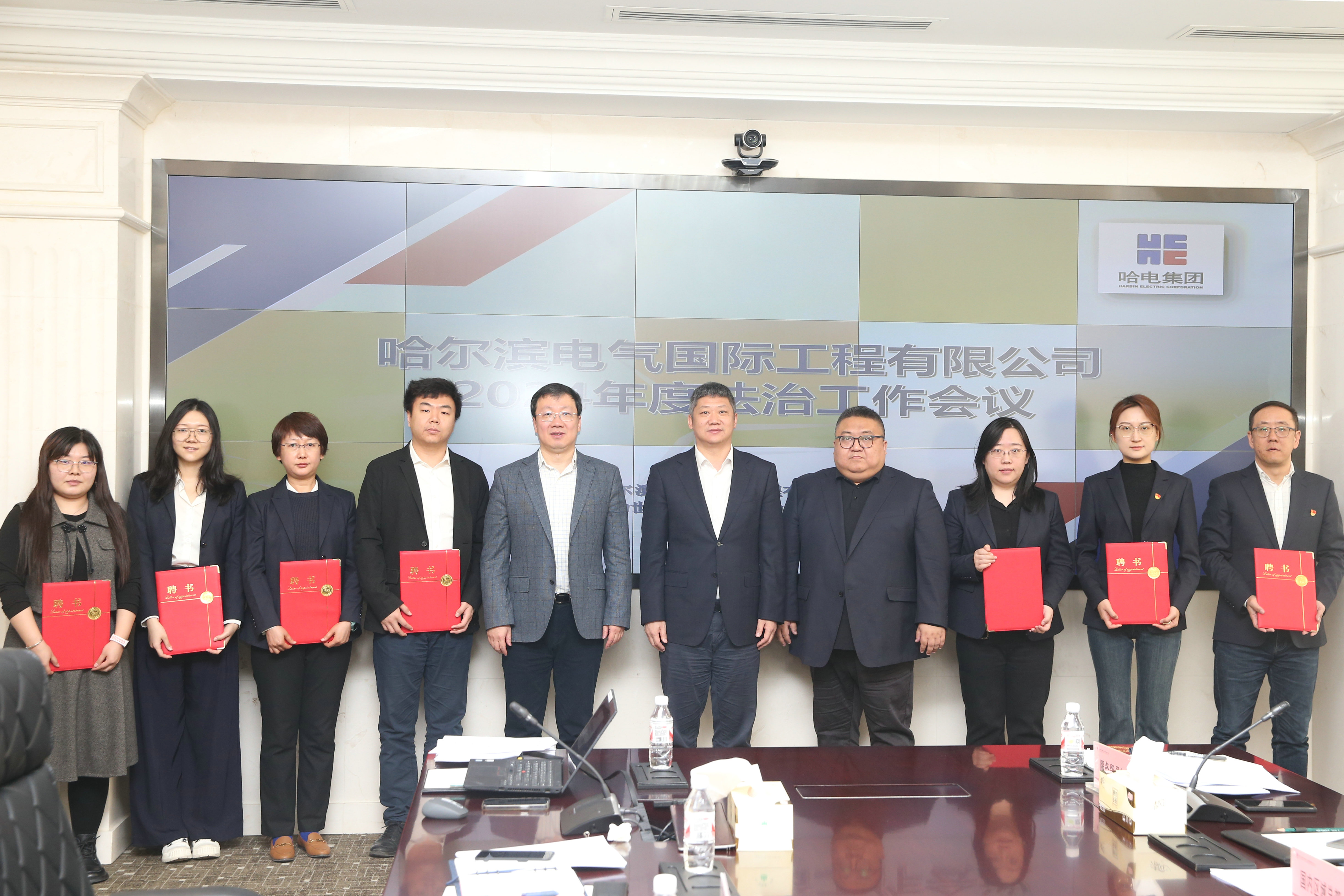 人生就是搏国际为部分重点部分执法照料揭晓聘书.jpg 人生就是搏国际为部分重点部分执法照料揭晓聘书.jpg