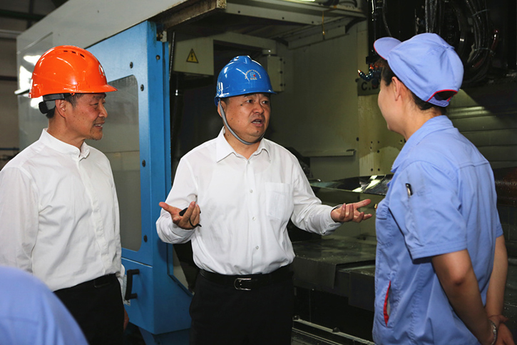 郝鹏与人生就是搏集团一线生产职员深入交流